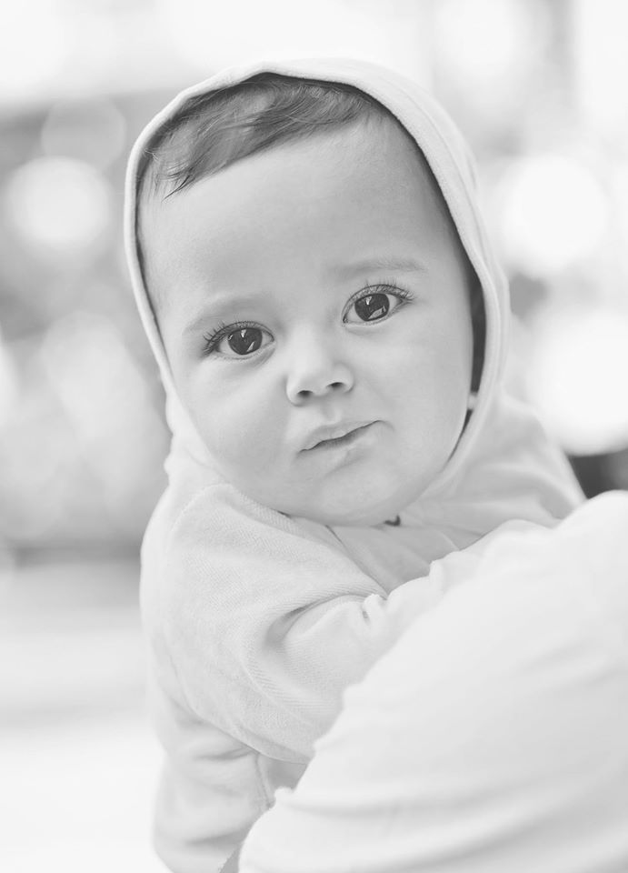 bebê no colo da mãe