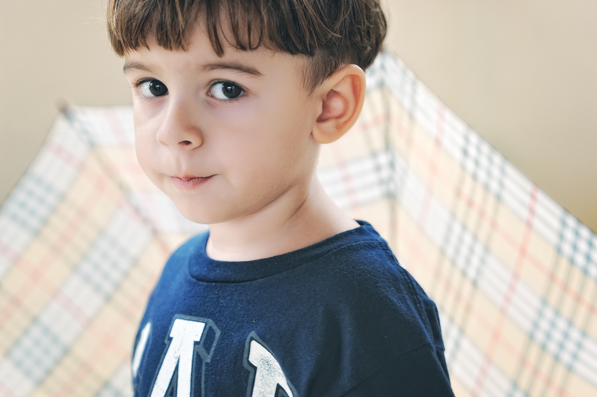 Renato na frente do guarda-chuva