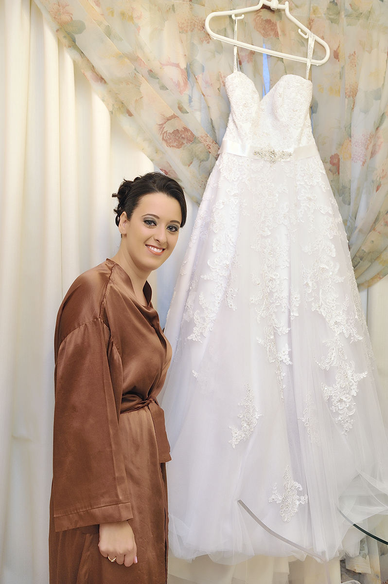 Noiva ao lado do vestido