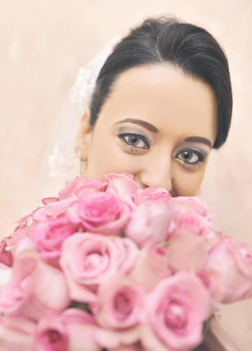 flores e a noiva olhando para a câmera pelo clique do fot´´ografo Marcio Janousek de Sao Jose dos  Camp