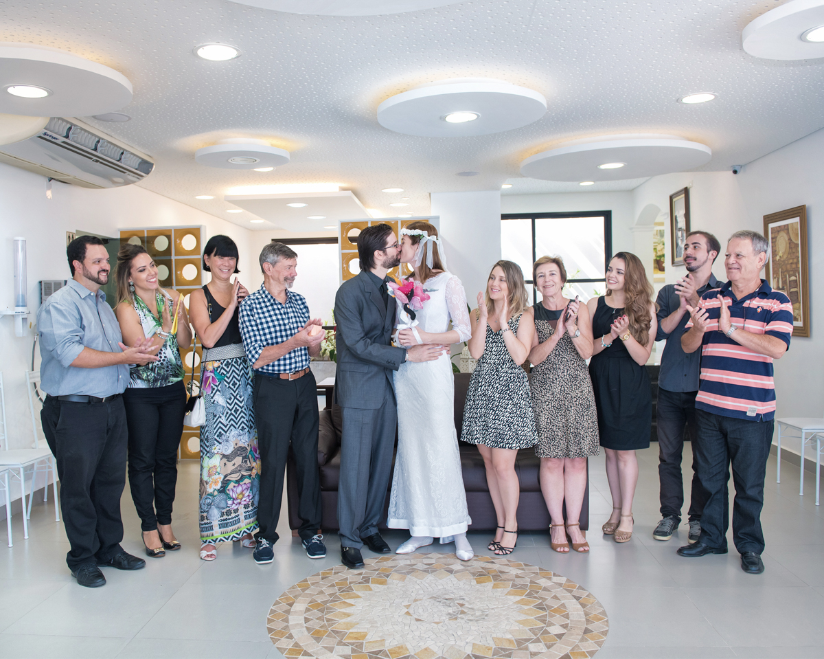 beijo apaixonado dos noivos ; casamento do civil