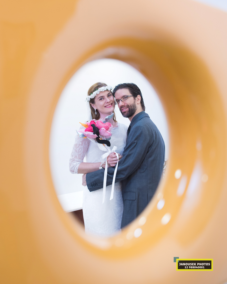 retrato dos noivos se abraçando por Márcio Janousek