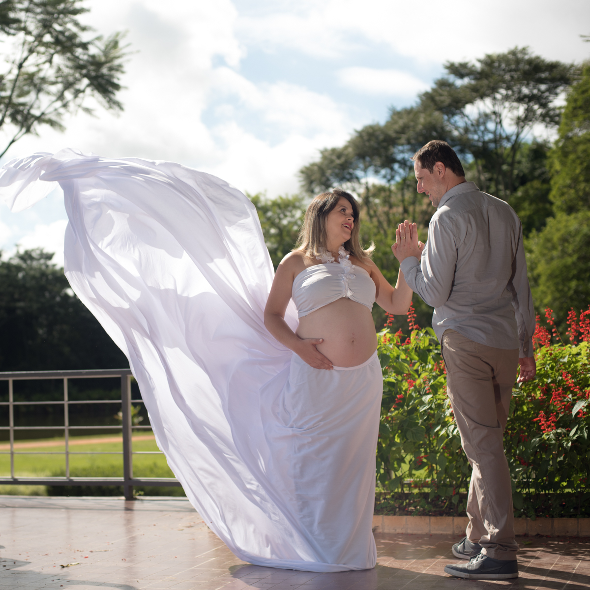 O casal posa para foto em ensaio para gestante em sjc-sp no interior da região do Vale