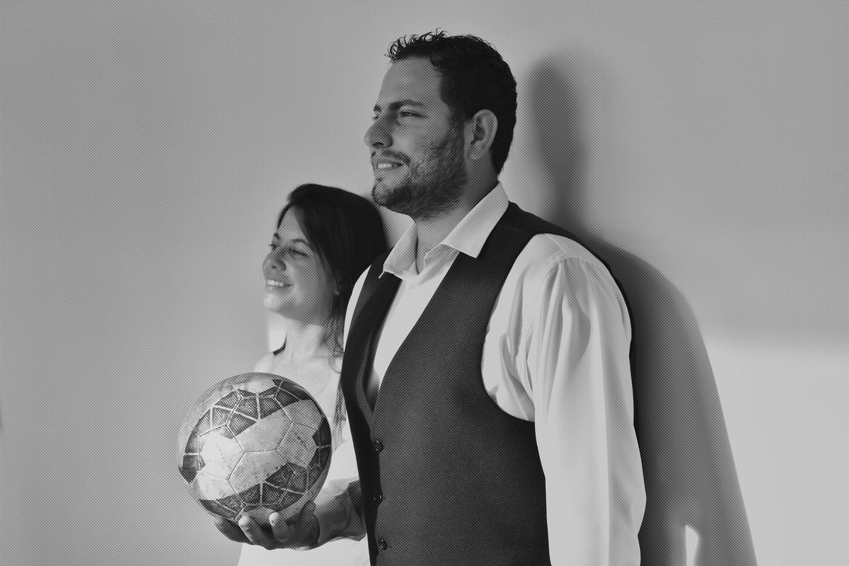 foto bola de futebol e casal pelo clique do fotógrafo de casamentos Márcio Janousek em preto e branco