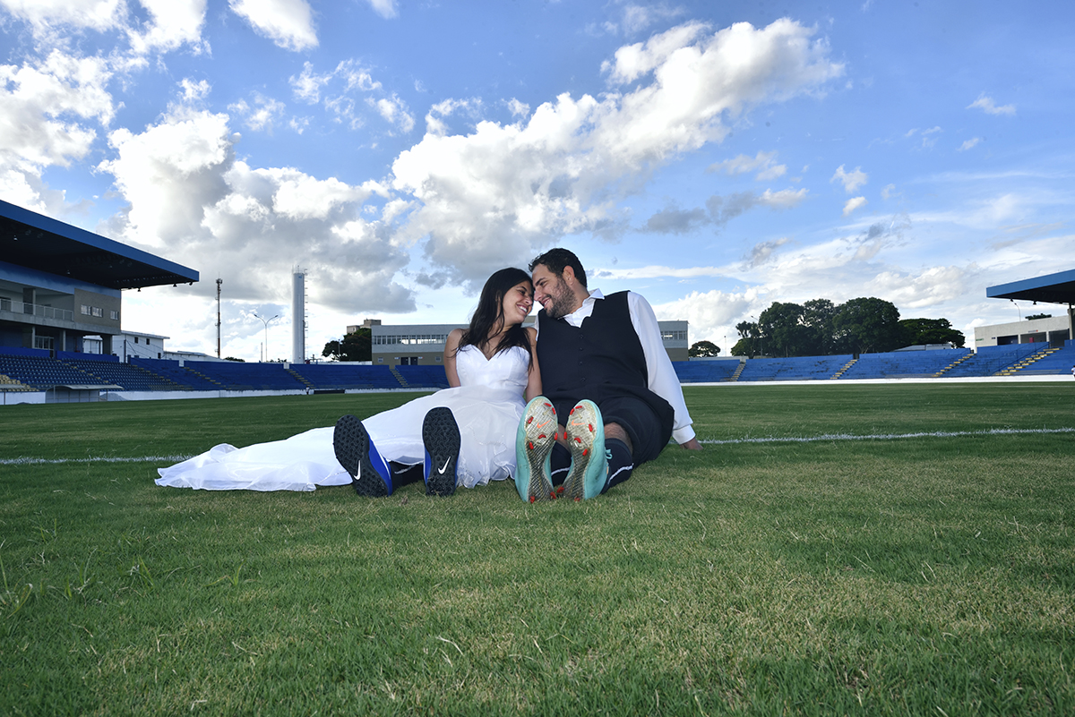 marcação cerrada no click do FOTÓGRAFO DE CASAMENTO MARCIO JANOUSEK no ESTADIO MUNICIPAL MARTINS PEREIRA - SJC , cena de  amor