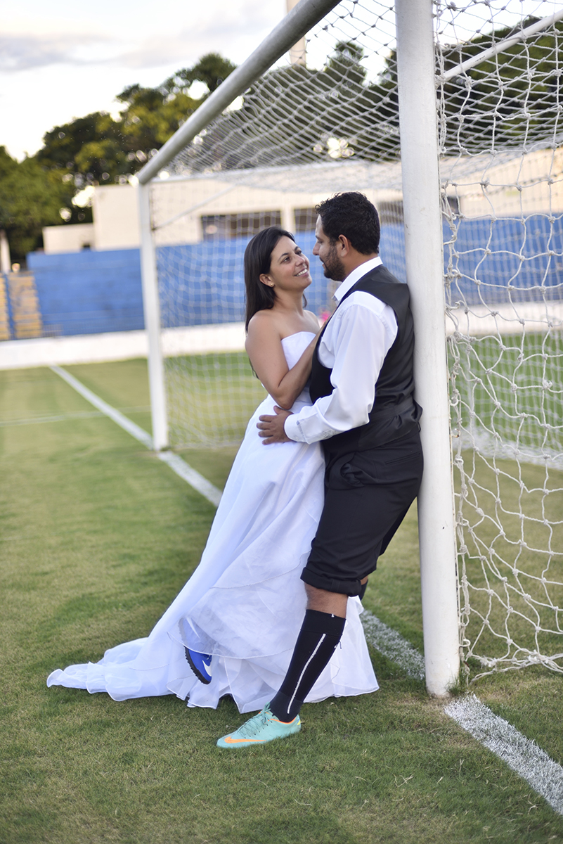 Não passa nada - Márcio Janousek foto dos noivos se abraçando na trave de futebol