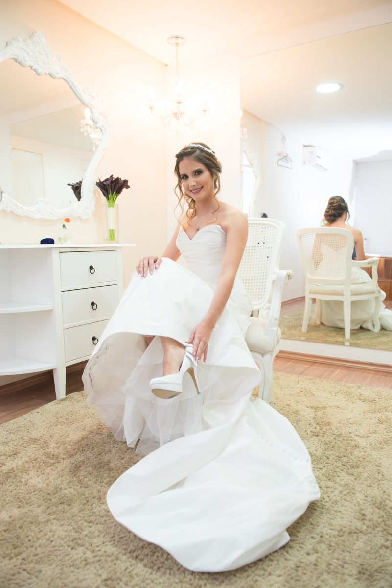 Calçando o sapato no making of noiva em sjc