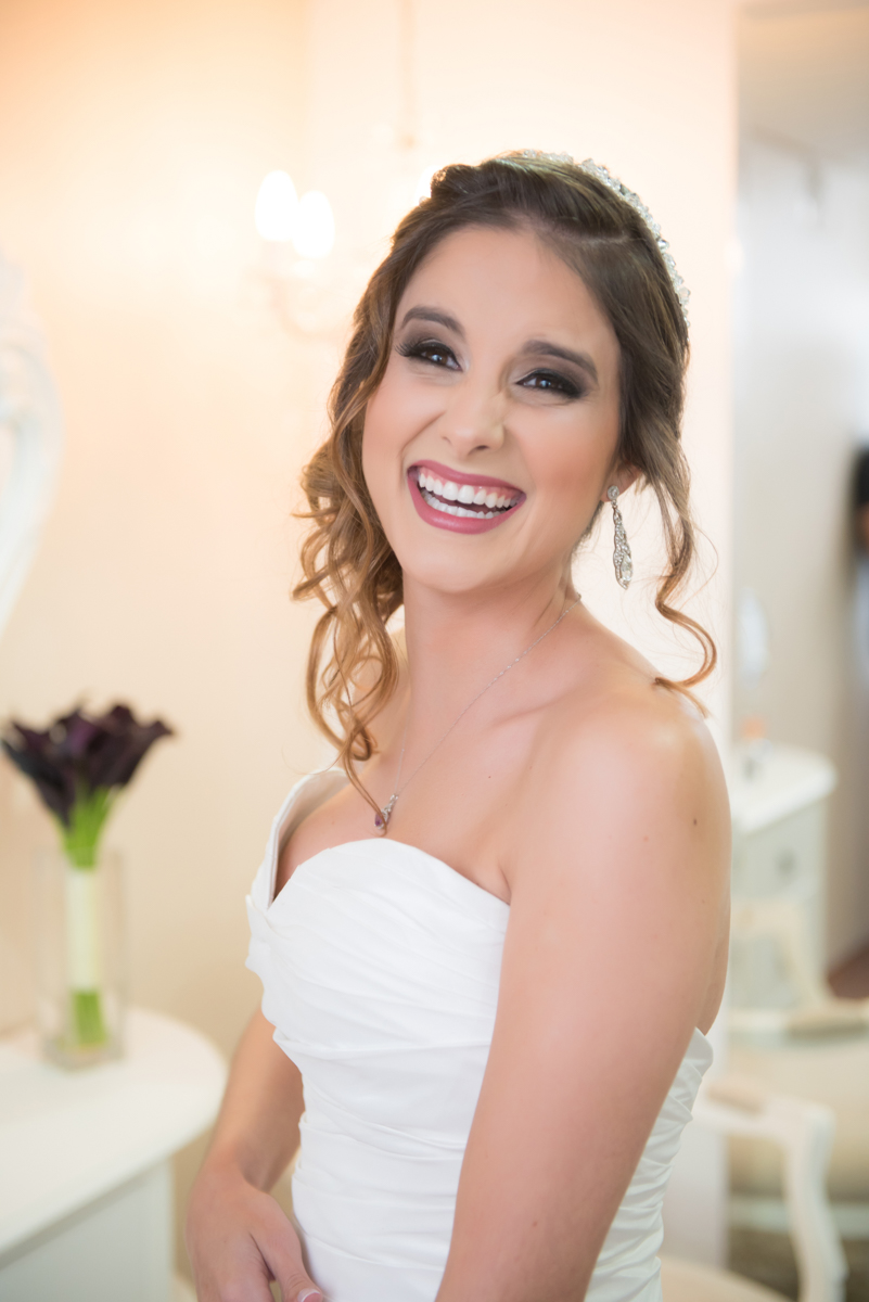 super sorriso da noiva com fotógrafo de casamento em sjc-sp