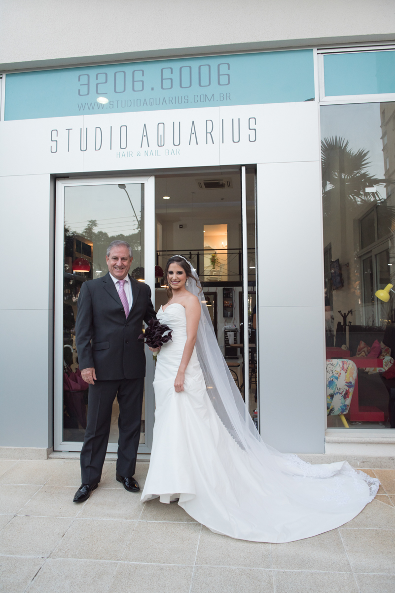 Luiza com o padrinho em frente ao Studio Aquarius em São José dos Campos