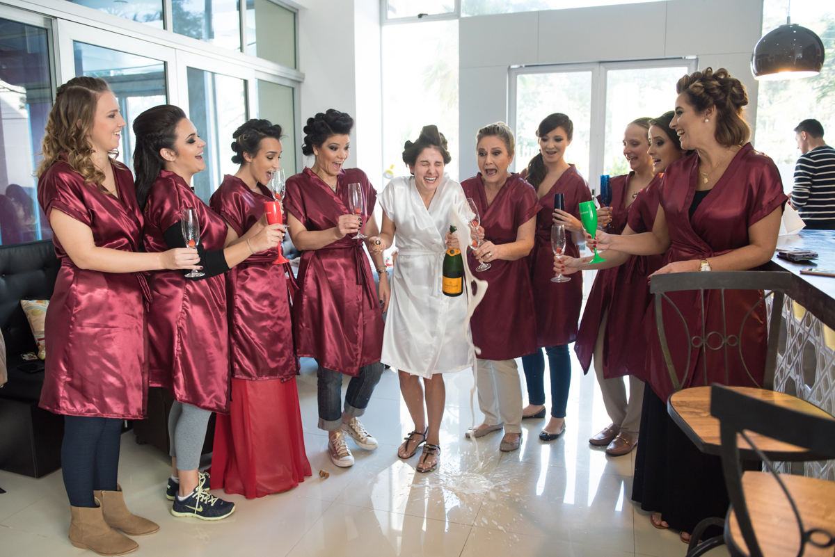 Madrinhas em making of noiva em sjc  Estourando a champanhe
