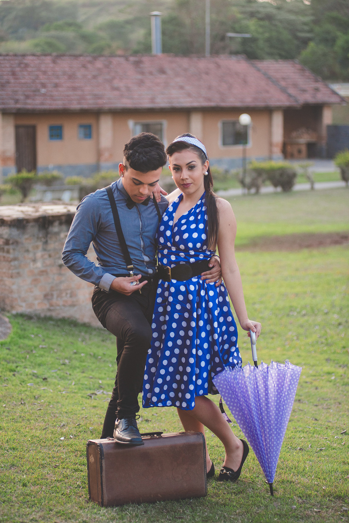 Casal em despedida na estação de trem