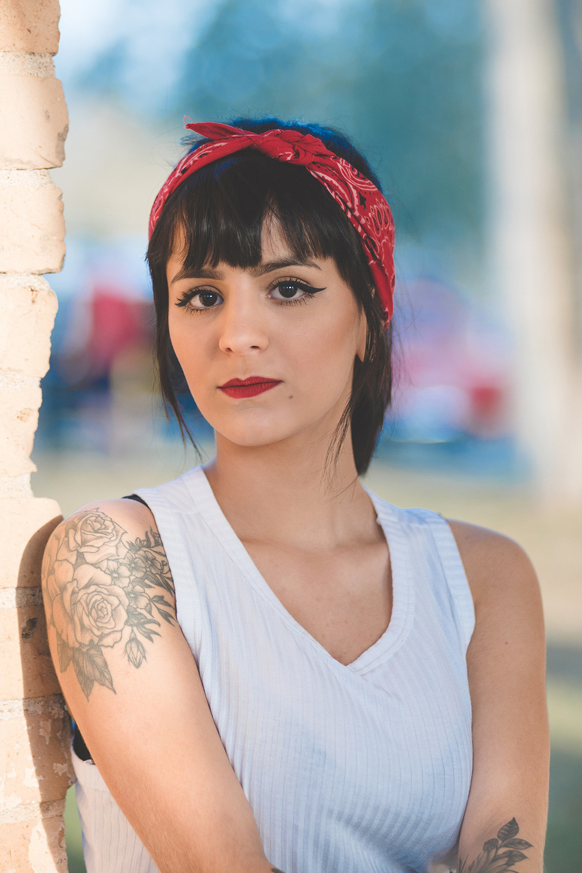 Tatoo e a pin up com lenço na cabeça