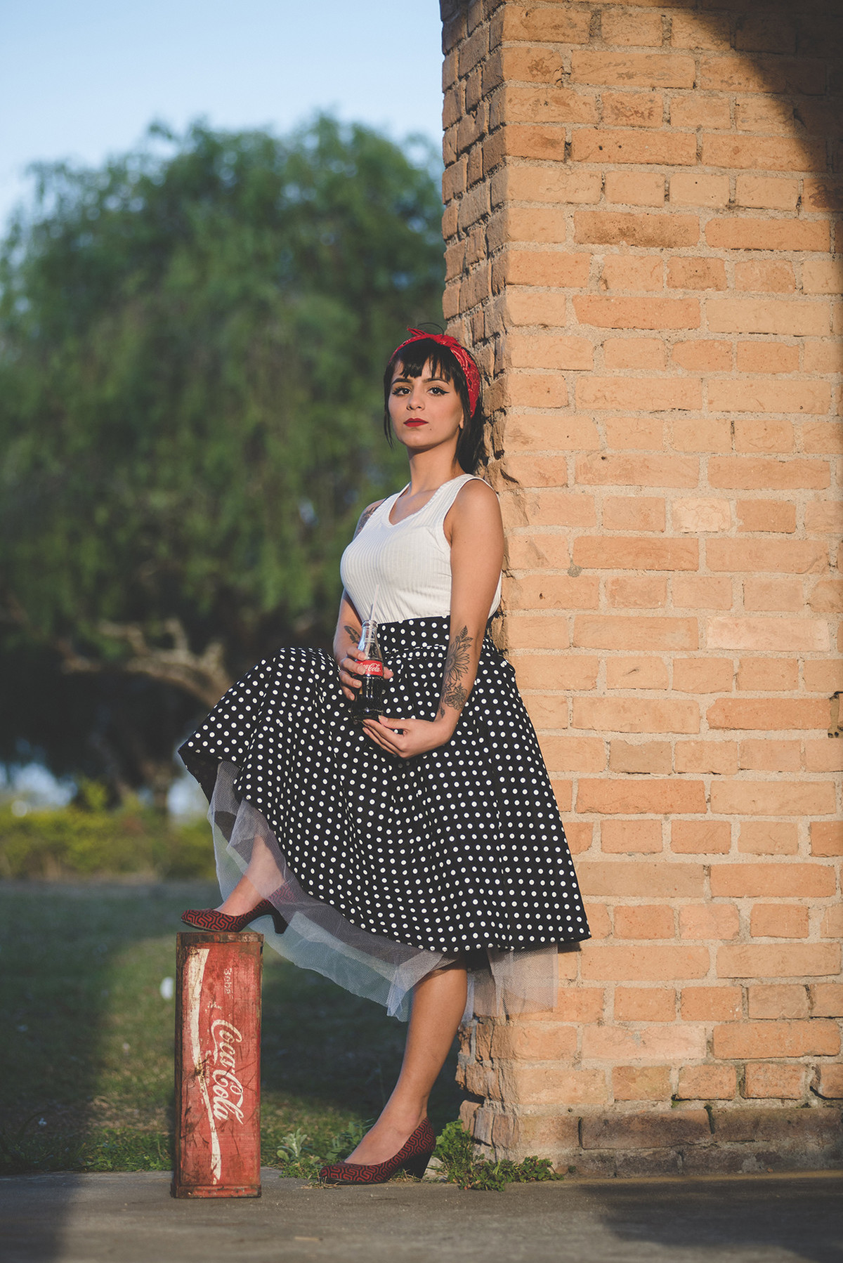 Posando com a mala de viagem