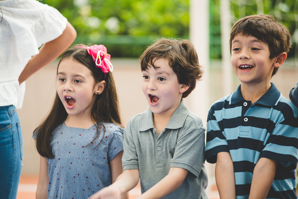 amigos aproveitando a festa de 6 anos do João