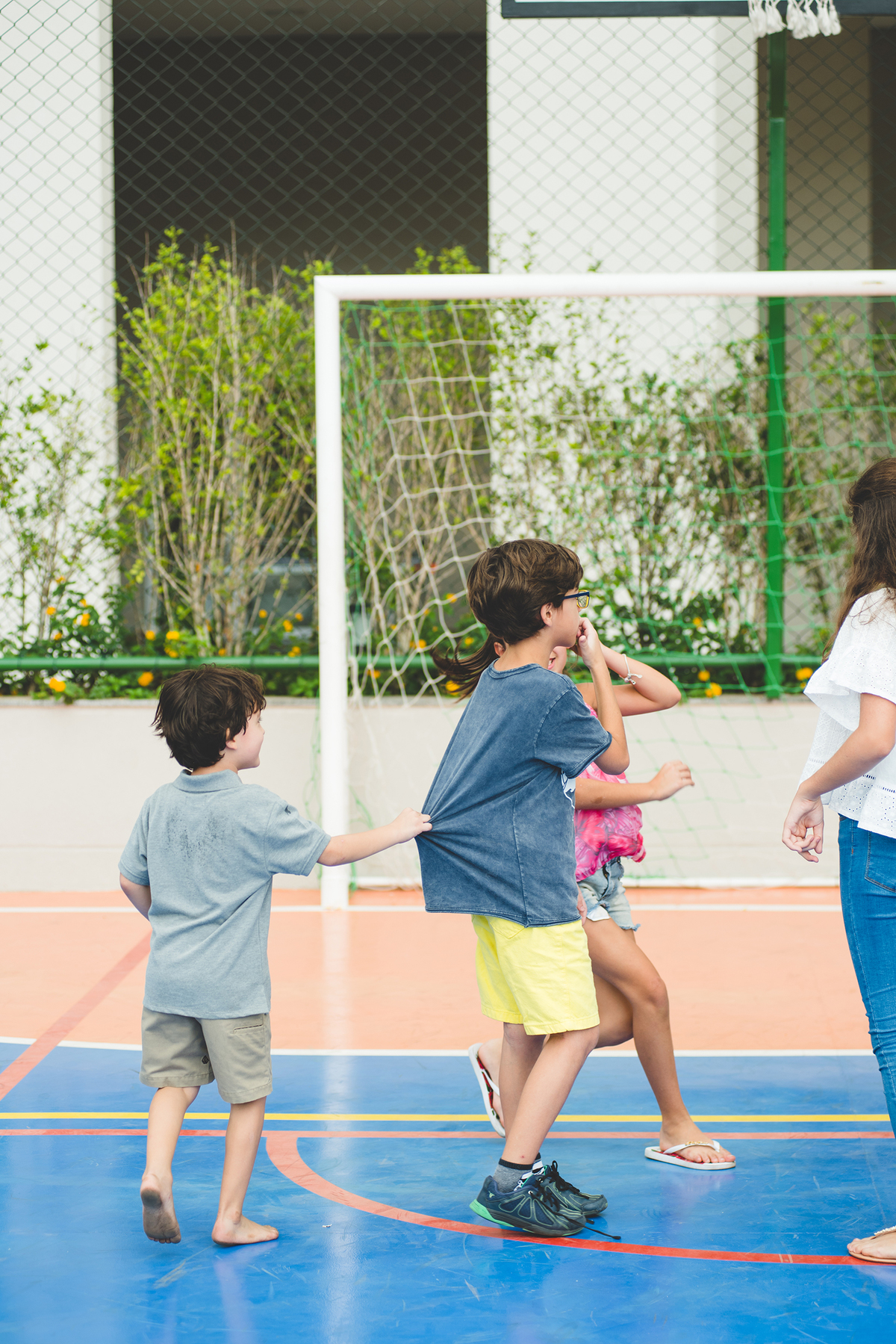 João Pedro puxa a camiseta do colega