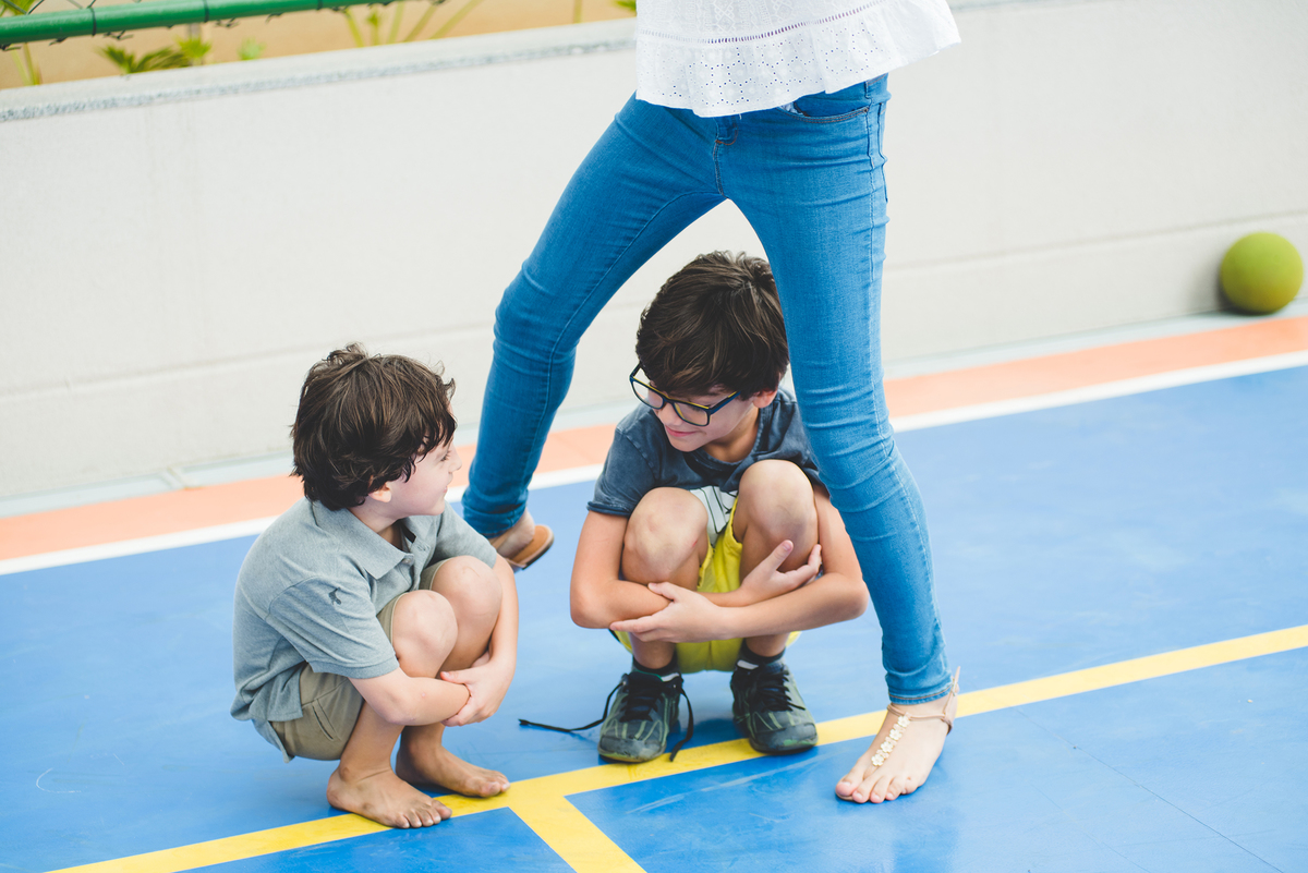 agachados esperando passar