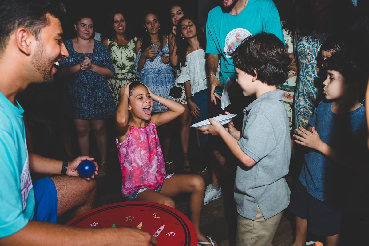 Mais uma vítima da brincadeira do bolo na caraício da noite