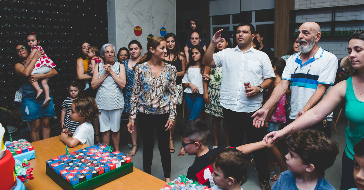 Convidados batem palmas