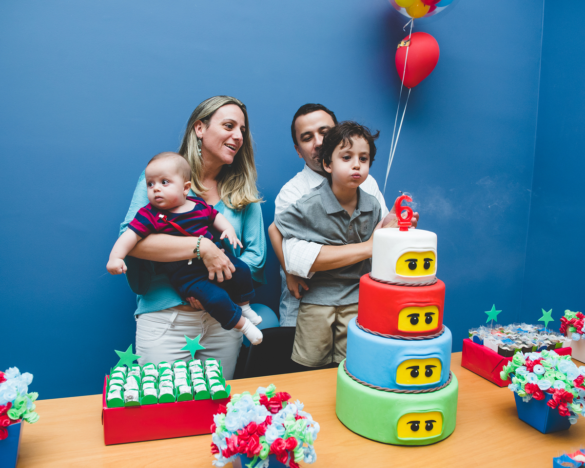 Assoprando a vela dos 6 anos