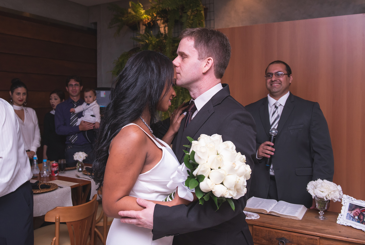 Beijo do noivo Roberto na testa da noiva Amanda