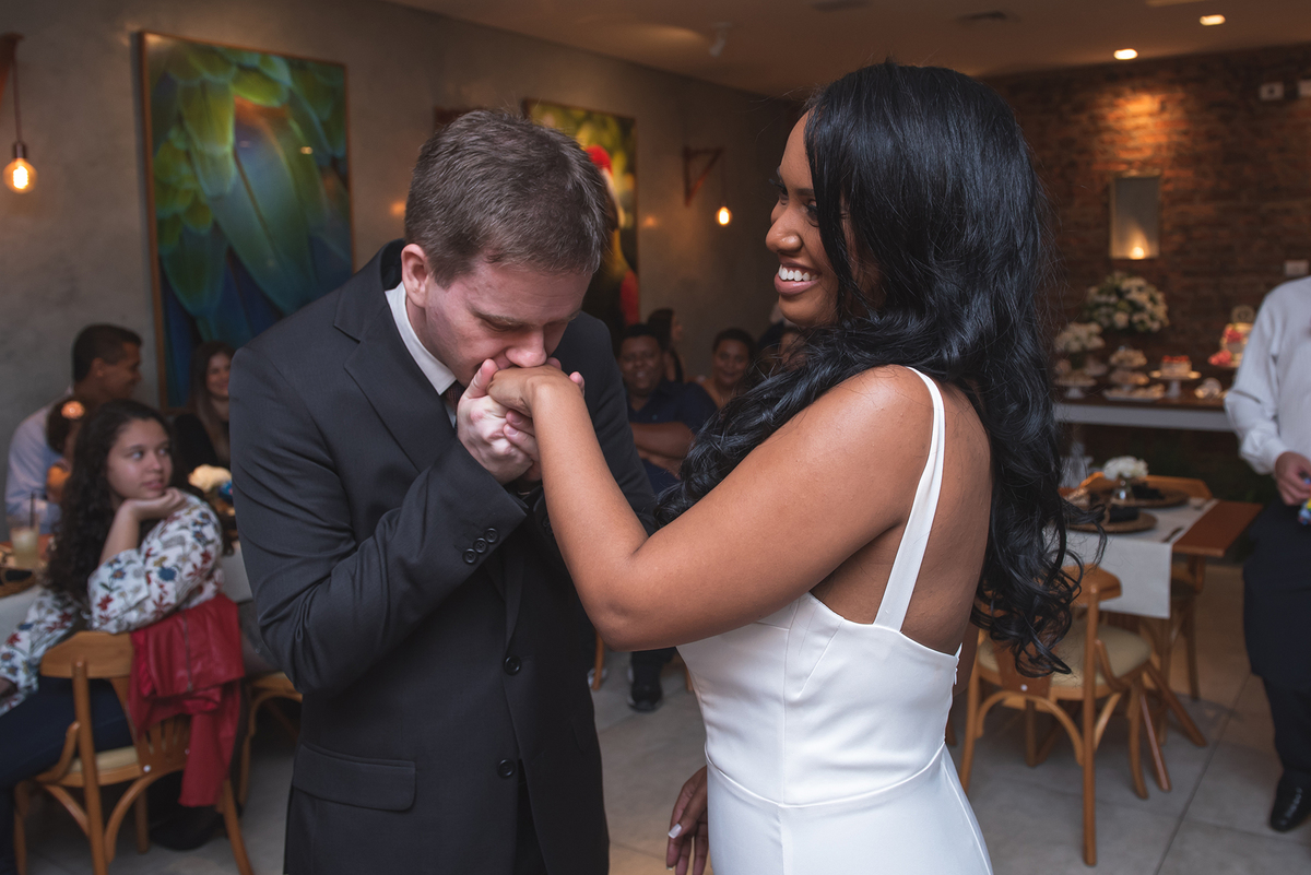 celebração com beijo de casados no Auá Gastronomia