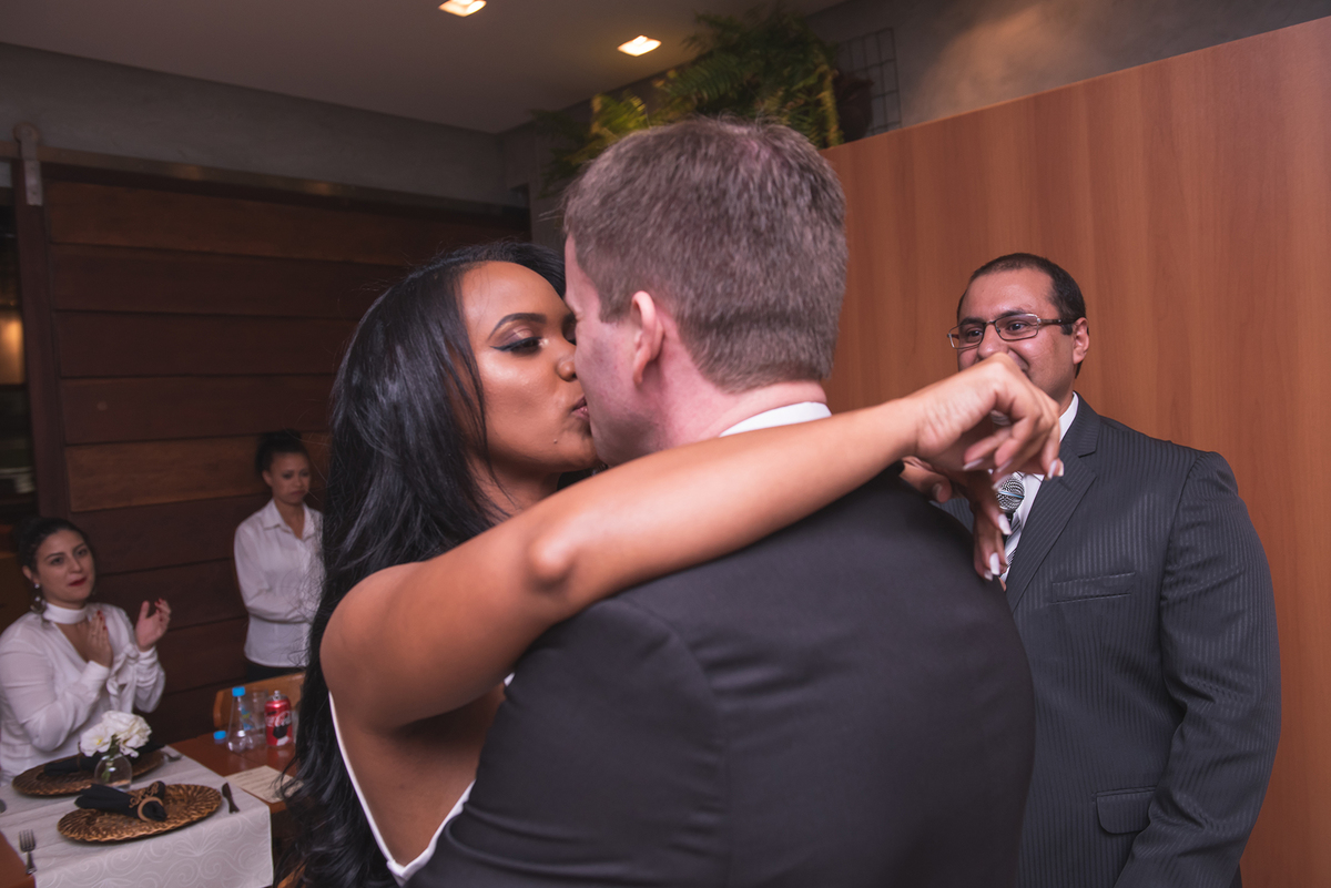 beijo de casados ao clique de     janousek Photos