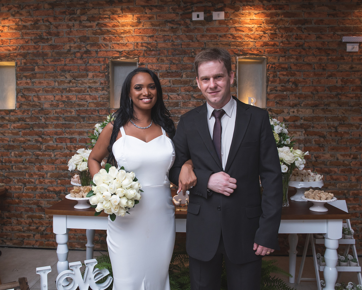 casal posa para foto no Auá Gastronomia  em São José dos Campos