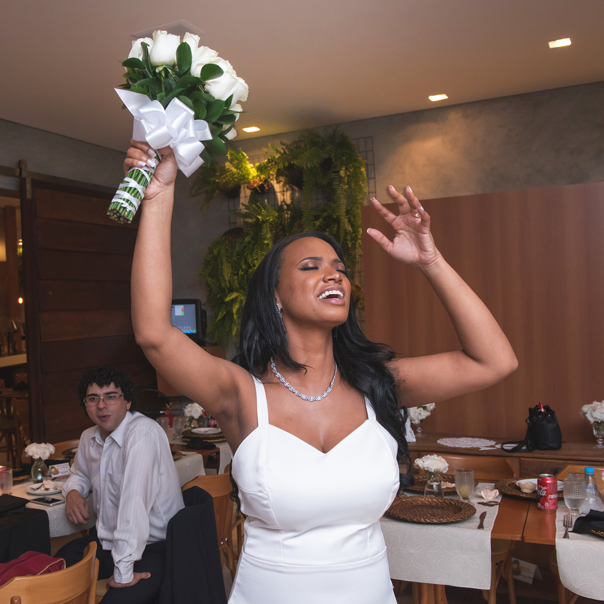 Noiva Amanda vai arremessar o bouquet de flôres