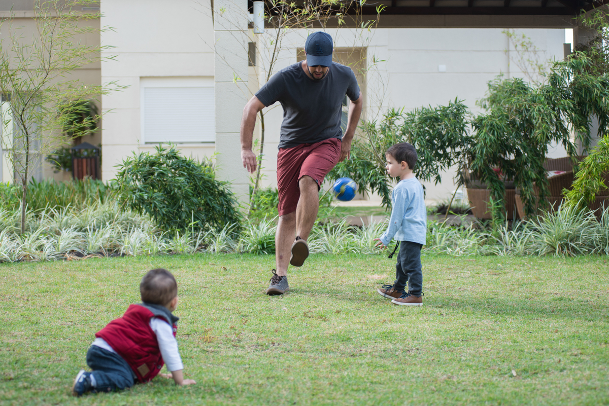 ensaio fotografico de irmaos jogando bola