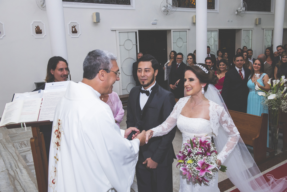 Diácono Alexandre sendo apresentado aos noivos