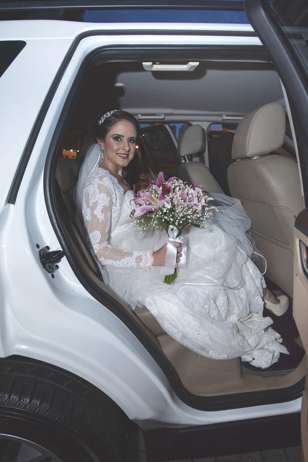 Noiva linda sendo fotografada chegando na igreja de Fátima