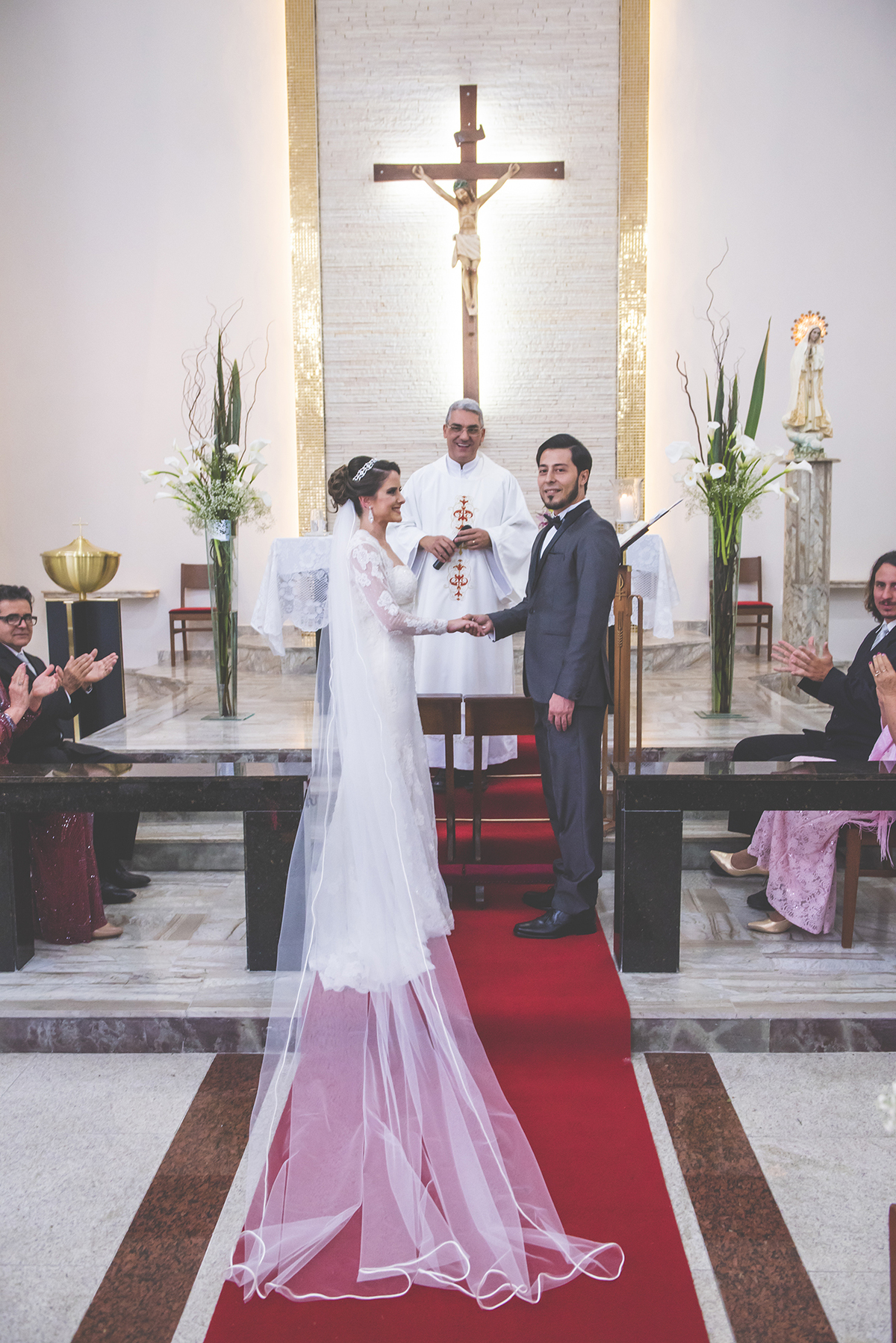 Plano geral dos noivos, plano em que o corpo aparece por inteiro, dos pés à cabeça