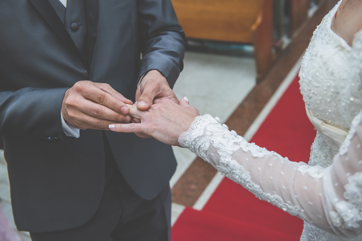 Momento da aliança não pode faltar no álbum de casamento