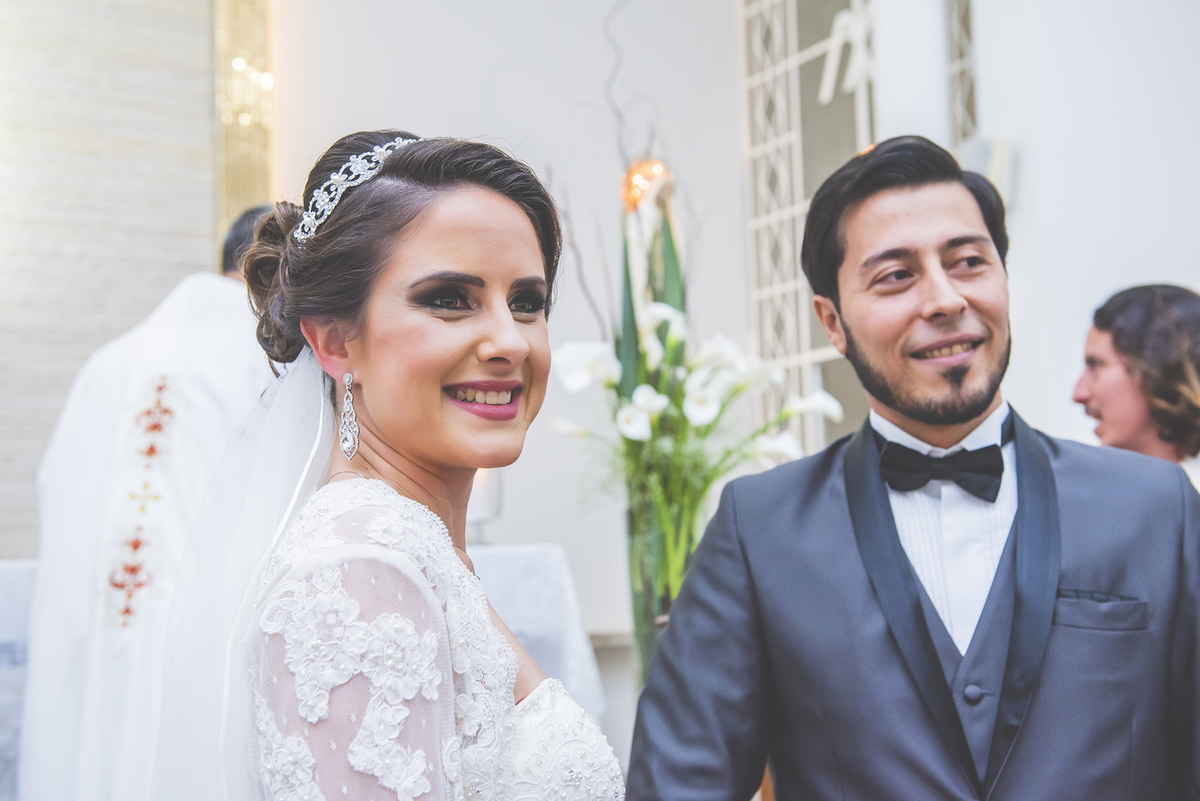 Um close fotográfico da reação dos noivos com a entrada da aliança