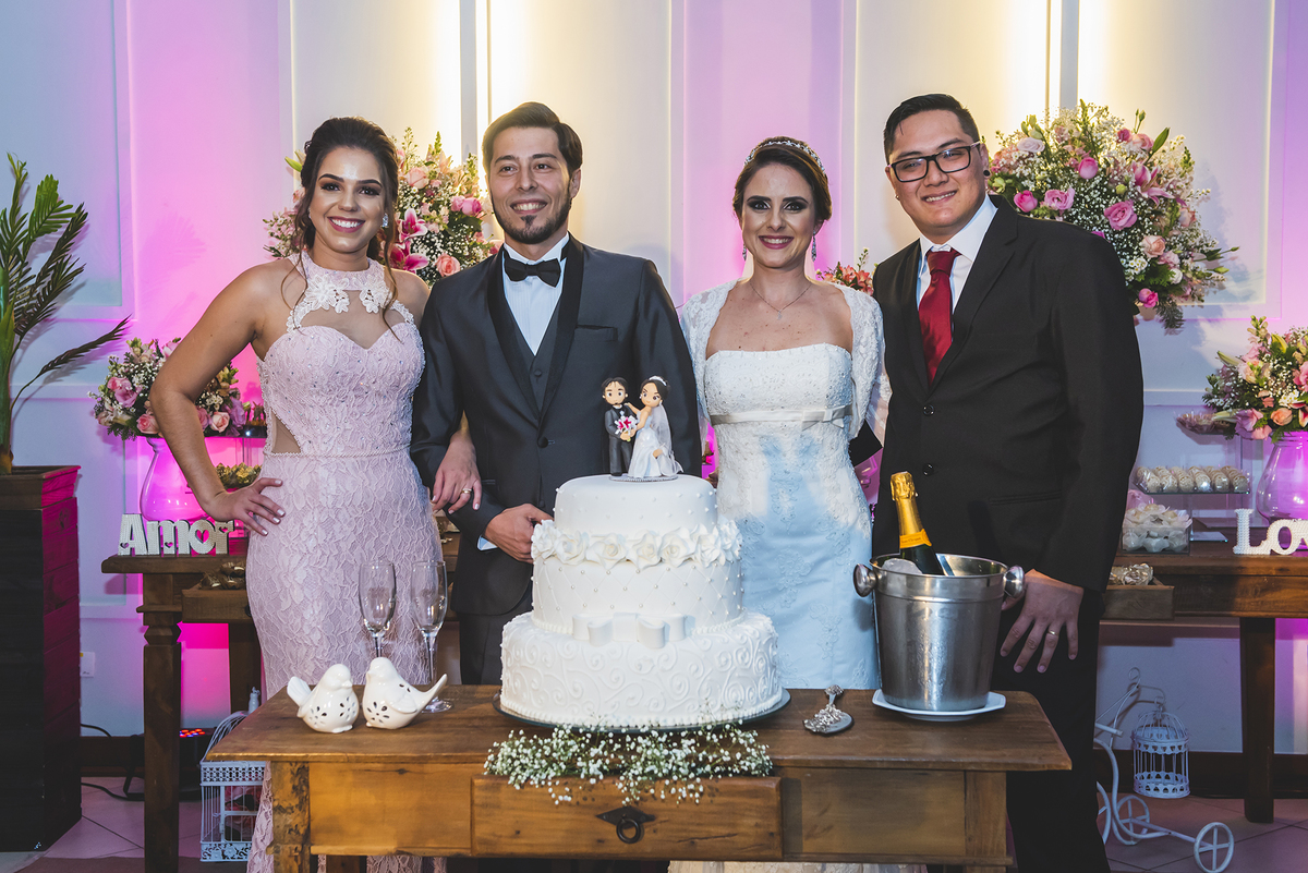 fotógrafos do casamento fazem fotos com padrinhos