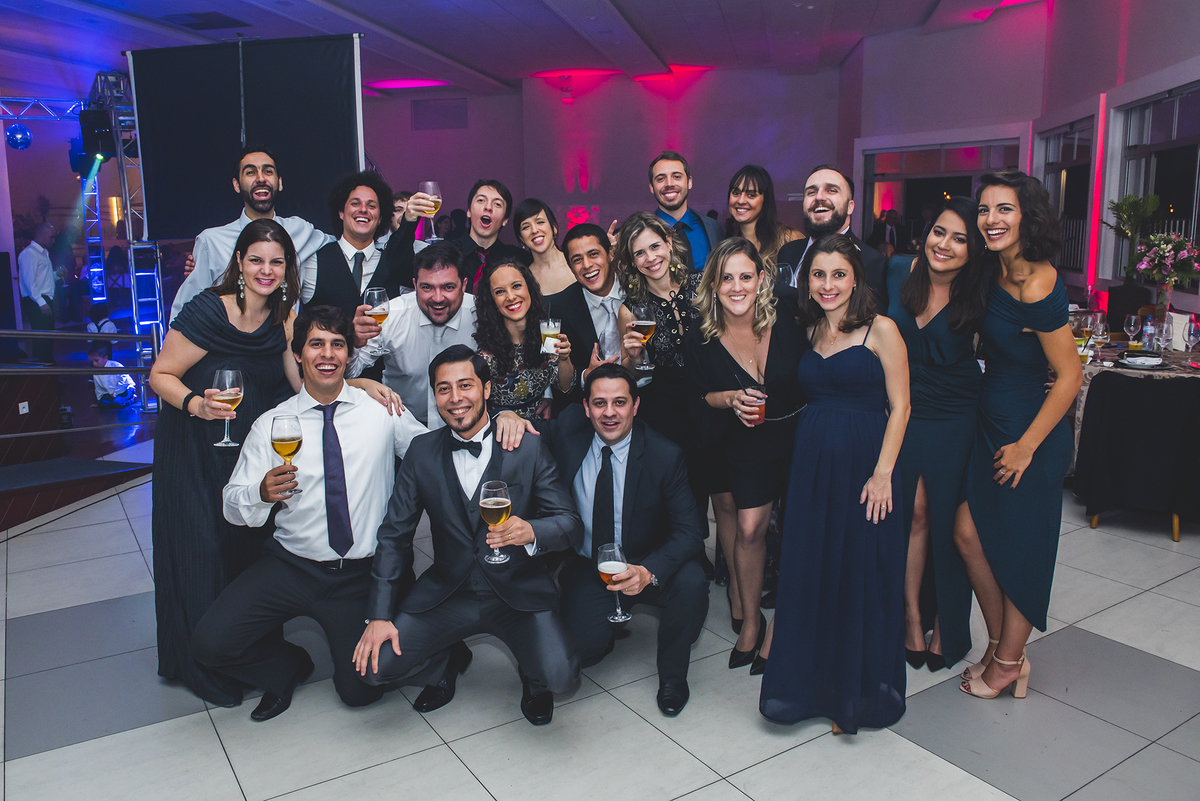 amigos se reunem para foto durante a festa dos noivos em São José dos Campos-SPaulo