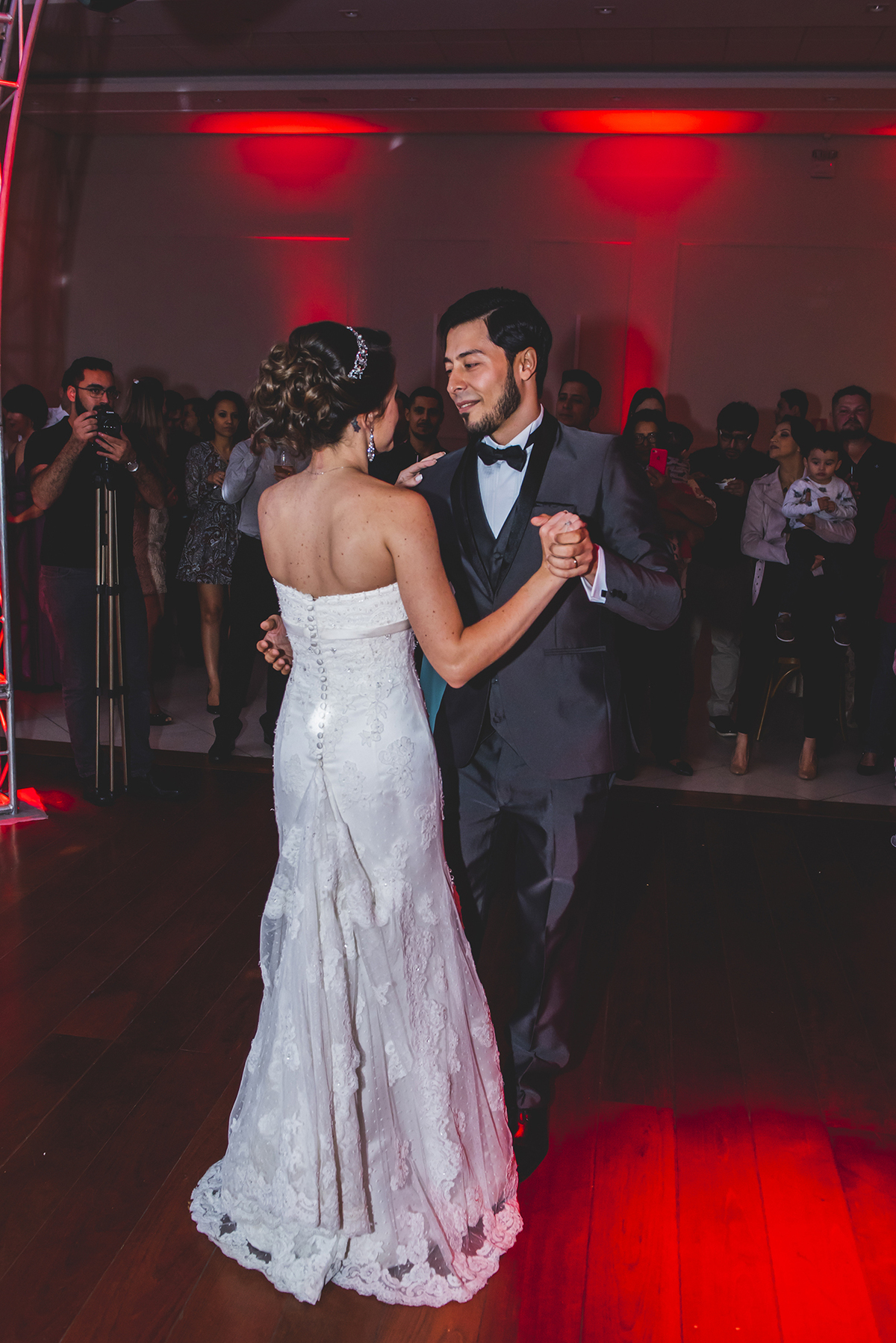 Noivo tira noiva para dançar em festa de casamento