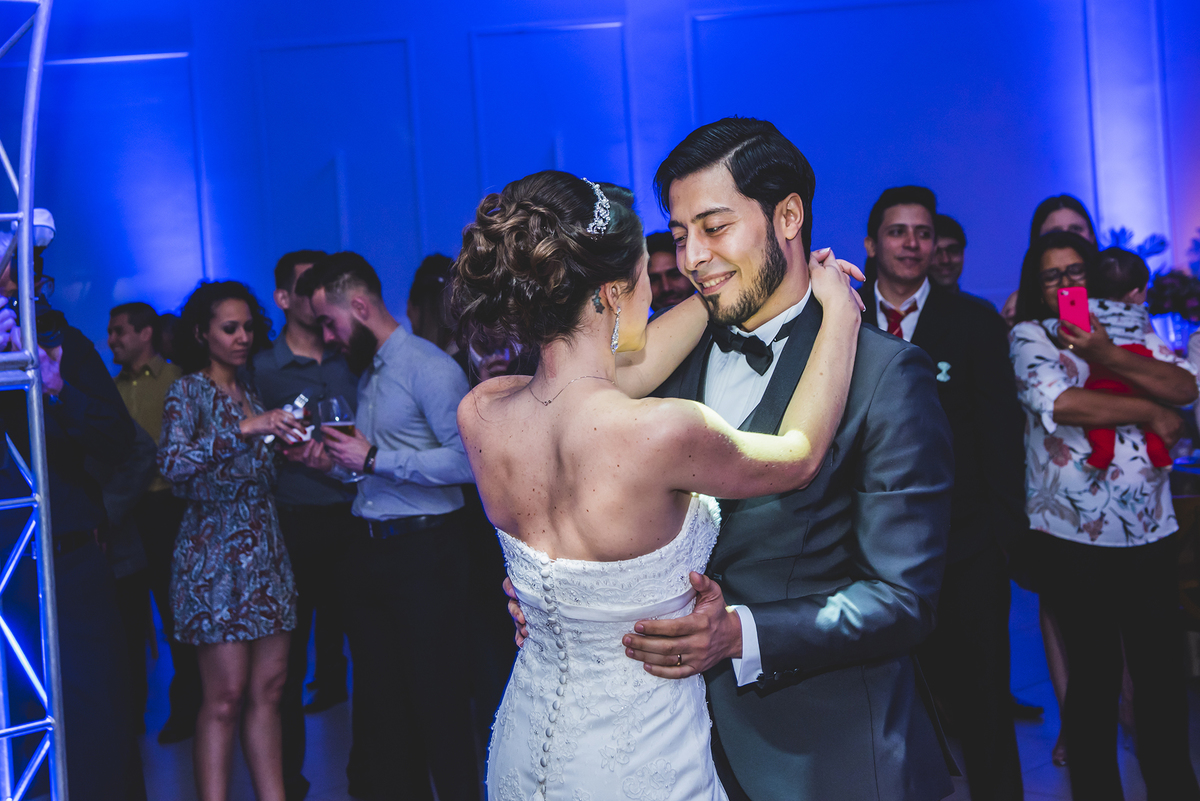 grande noite e a dança com os recém-casados mais empolgados