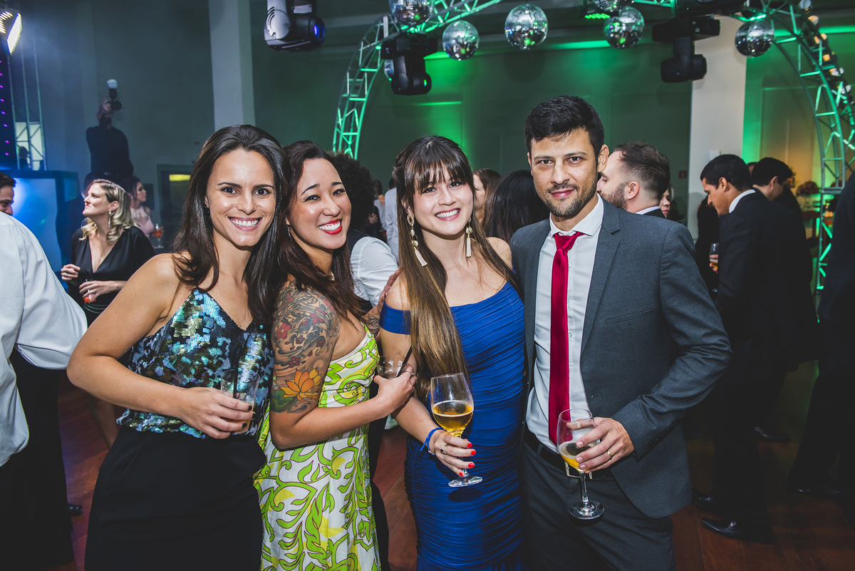 muita festa, convidados empolgados, recém-casados mega felizes