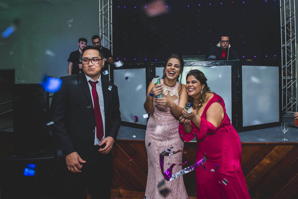 muita festa, convidados empolgados, recém-casados mega felizes