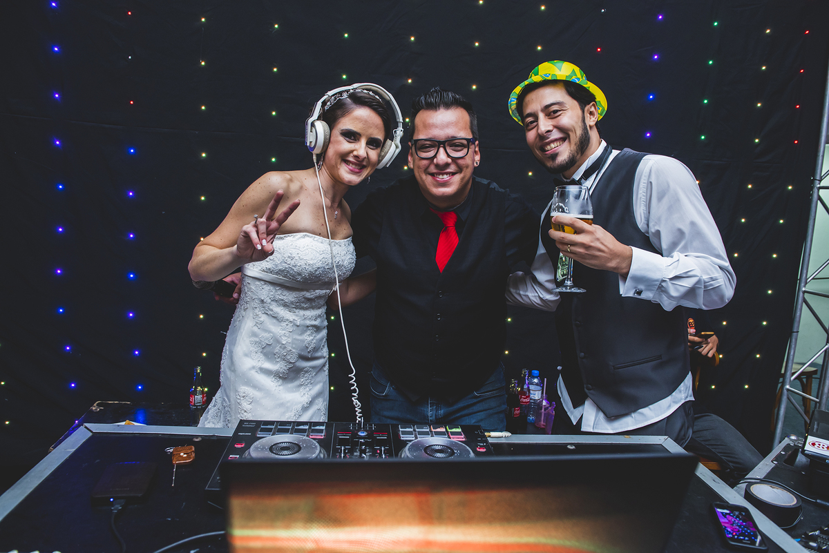 DJ tira onda com os noivos Priscila e Emerson