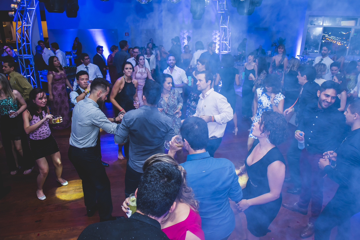 a noite seguiu com muita festa ao som da DJ