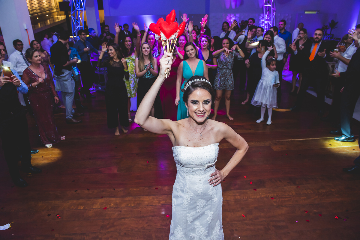 Noiva lança o bouquet