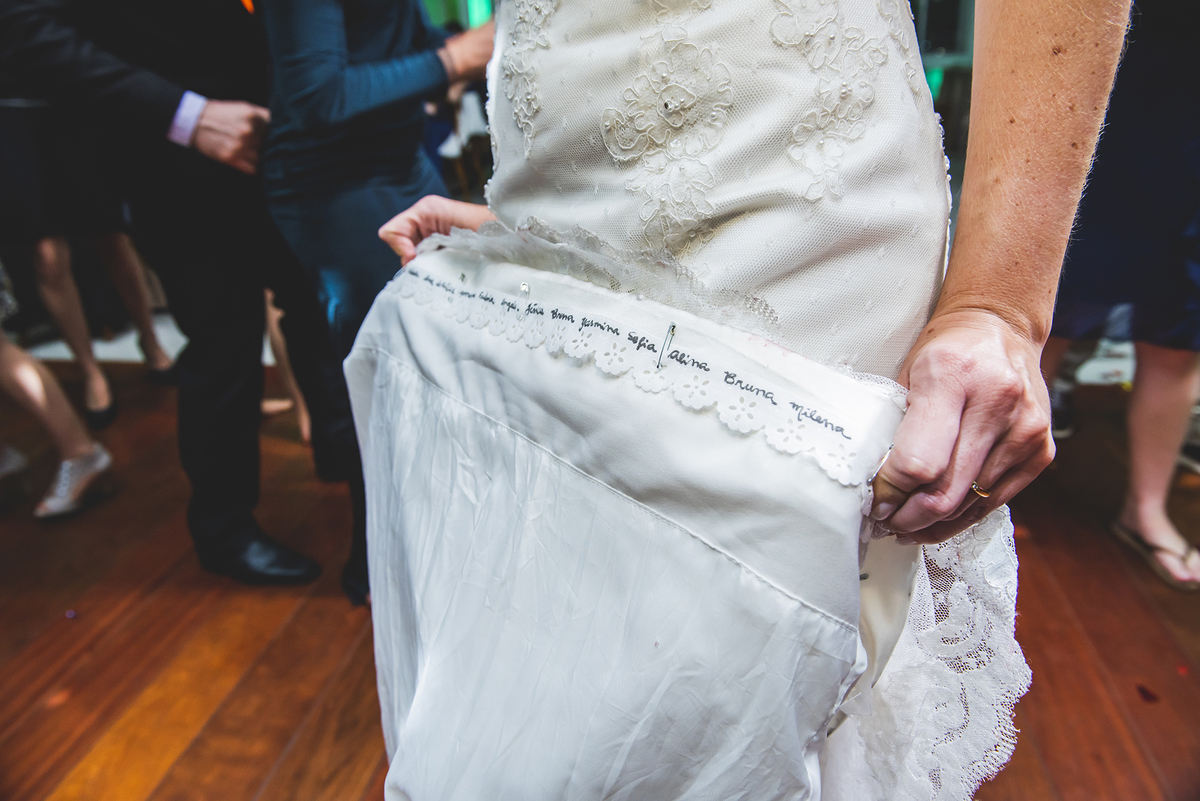 nomes dos padrinhos e madrinhas no bordado no vestido  da nova Priscila