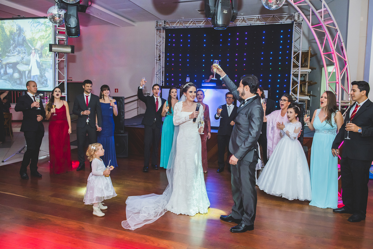 Os recém-casados estavam radiantes na festa de casamento