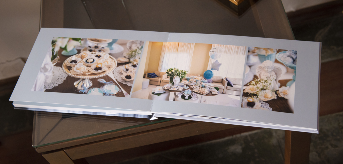 Albúm de batizado mostrando decoração