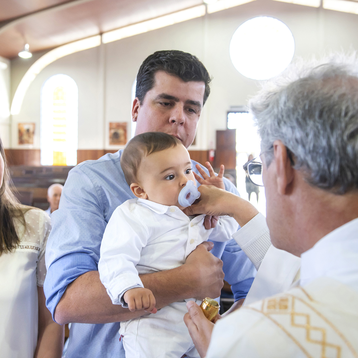 Diácono José Luiz Lessa faz unçãp pré batismal