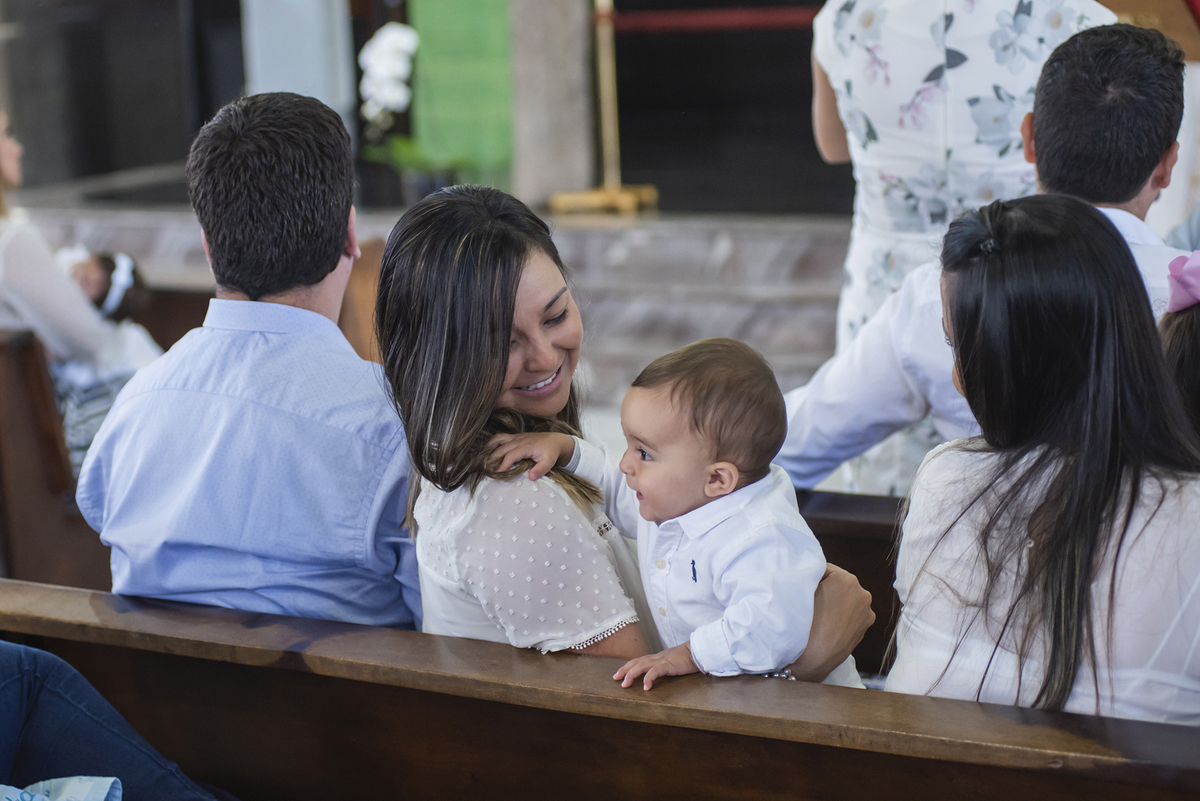 foto feita no bamco de trás da família em batismo