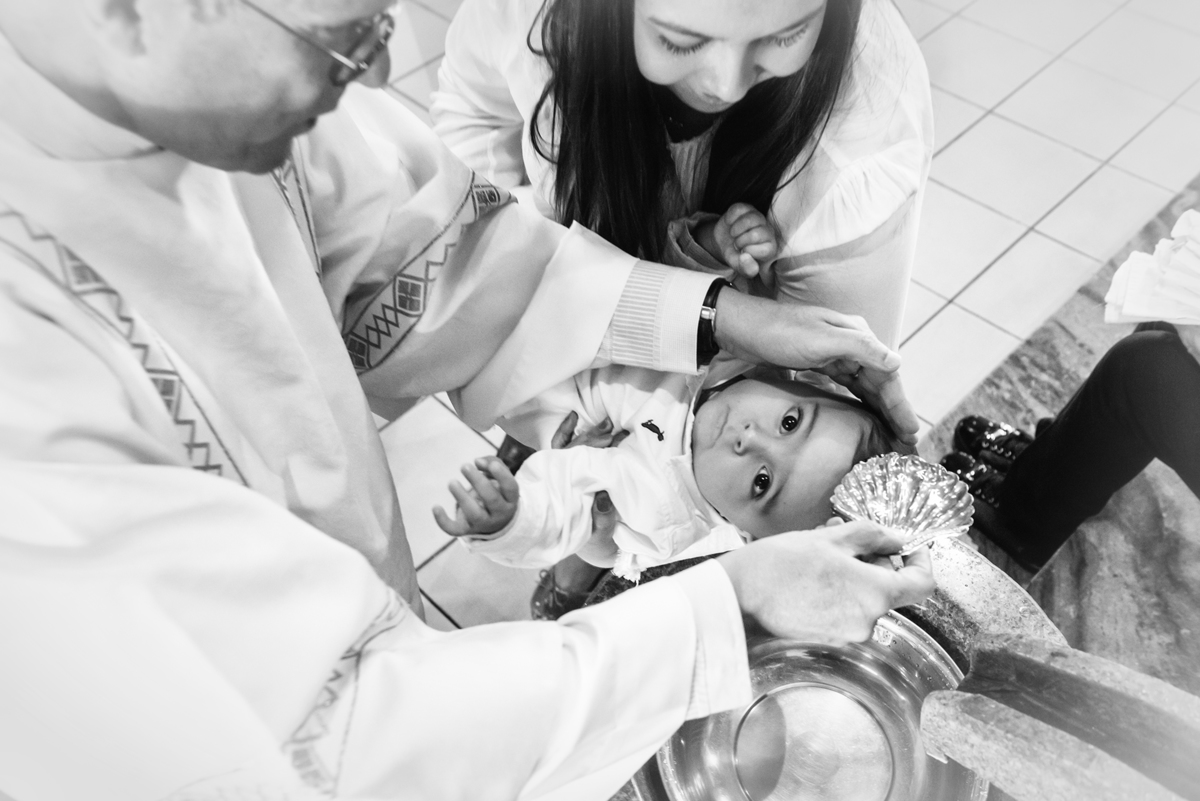 O PONTO ALTO DO BATIZADO É SEMPRE O MOMENTO DA PIA BATISMAL