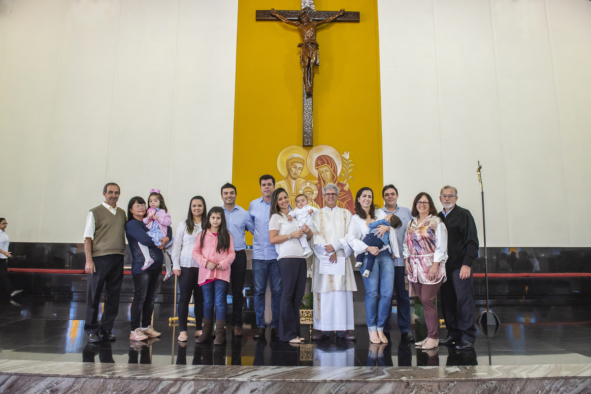 Foto de todo família que estava presente no batizado do Pedro Augusto